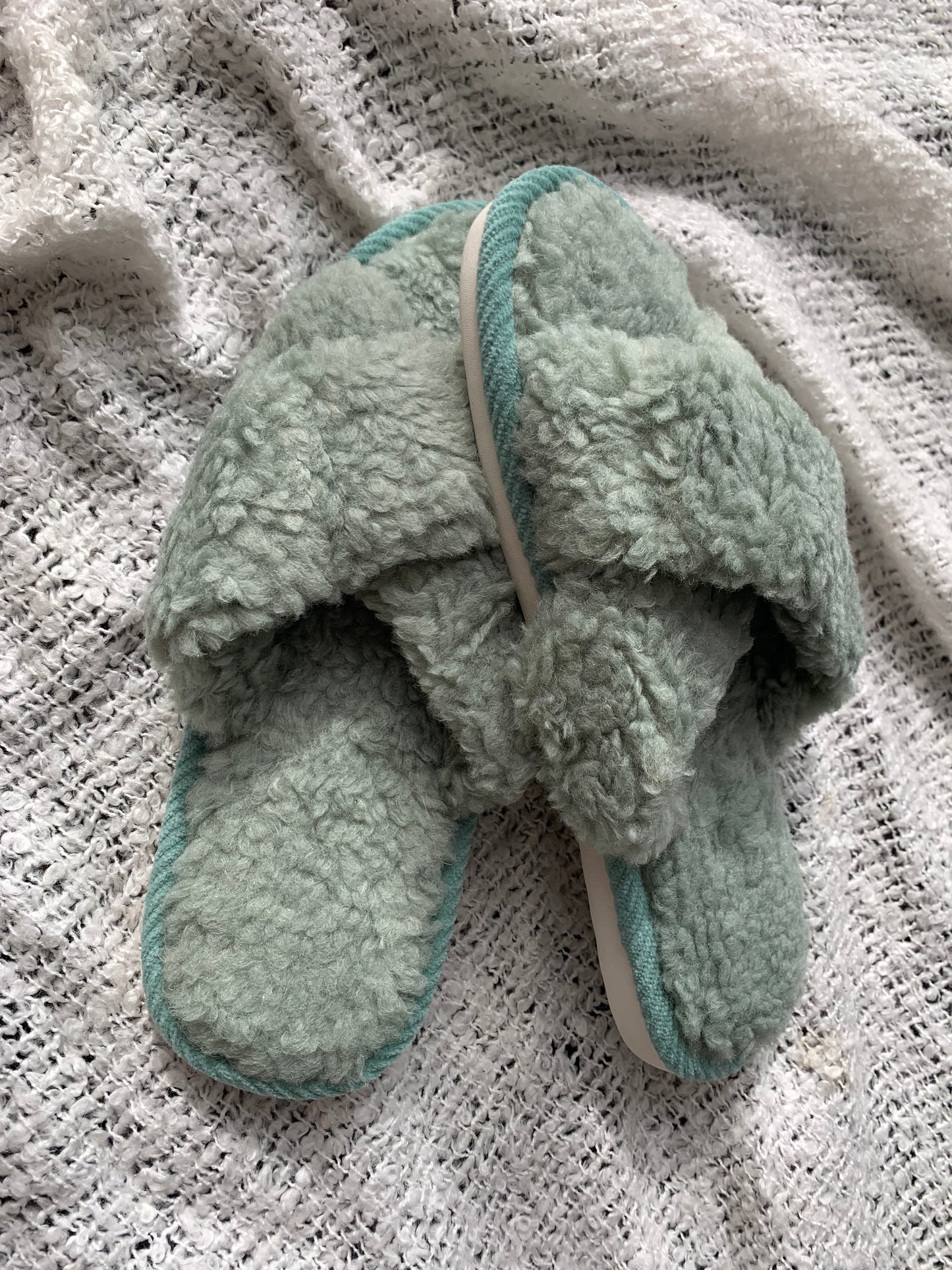 Groene zachte pantoffels sloffen