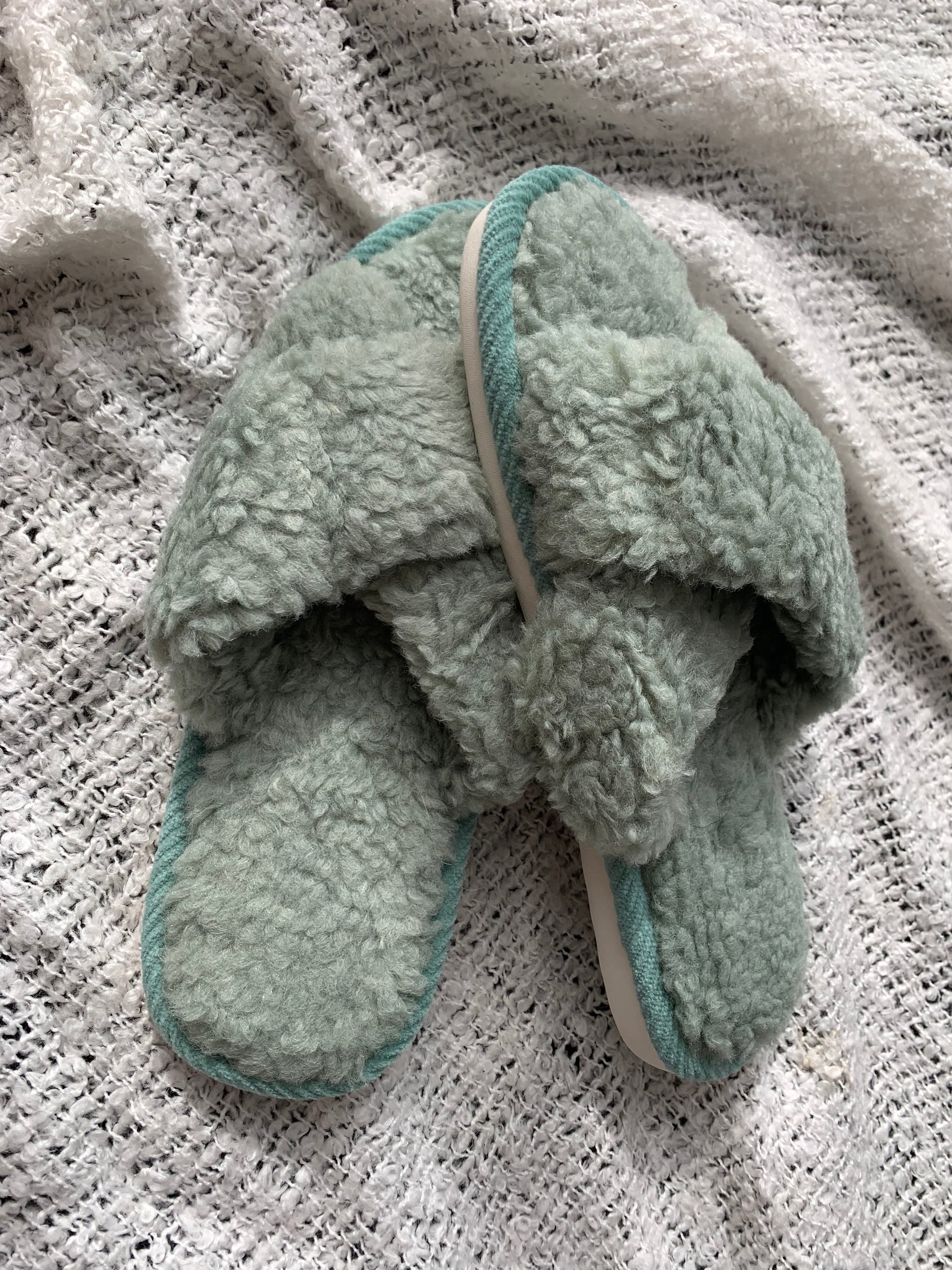 Groene zachte pantoffels sloffen