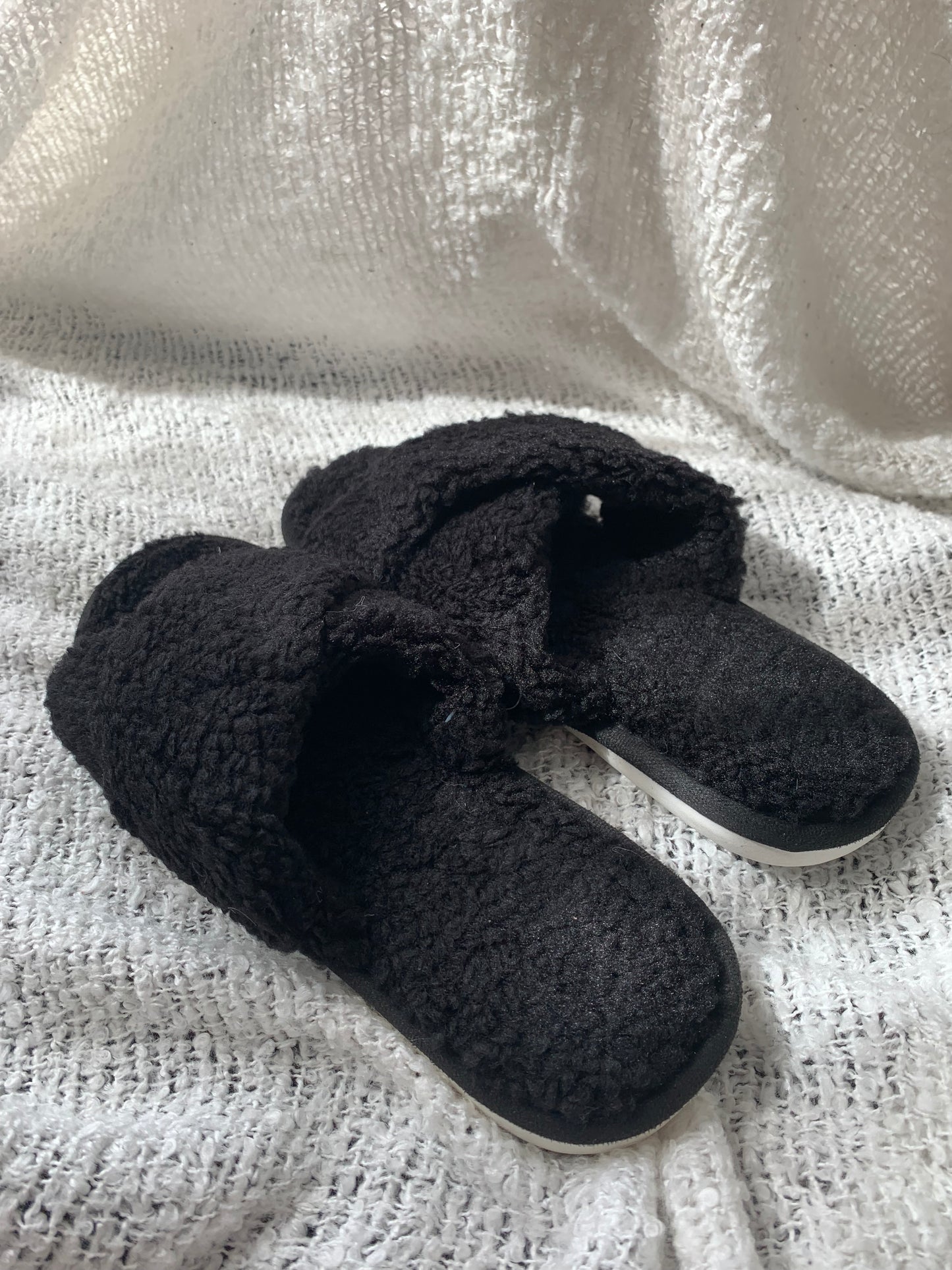 Zwarte zachte pantoffels sloffen